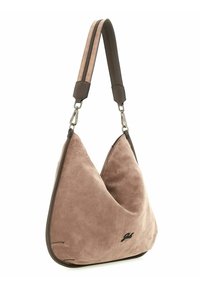 Borsa a spalla in suede di un morbido taupe con una forma morbida. Presenta una tracolla in pelle marrone con strisce a contrasto e dettagli in metallo argentato.
