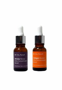 Dwie bursztynowe szklane buteleczki z kroplomierzami, oznaczone ciemnofioletowymi i pomarańczowymi etykietami. Po lewej stronie znajduje się "Wrinkle Renew", a po prawej "Collagen Booster".