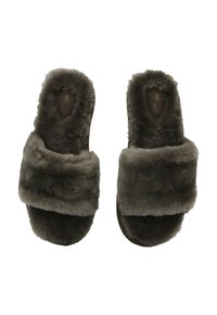 Pantofole in finta pelliccia di colore grigio scuro, dotate di una larga fascia pelosa, design con punta aperta e interno morbido e testurizzato per il massimo comfort.