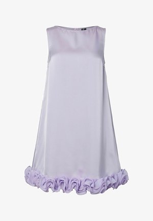 Robe sans manches en satin lavande avec un décolleté rond et un détail de volant à l'ourlet.