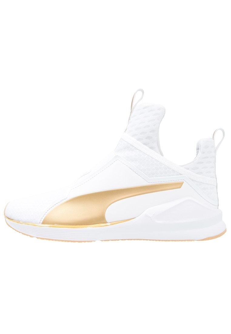 Białe wysokie sneakersy z siateczkowej tkaniny, złotą paskiem po bokach, pętelkami na języku i pięcie, oraz grubą białą podeszwą z jasnobrązowym bieżnikiem.