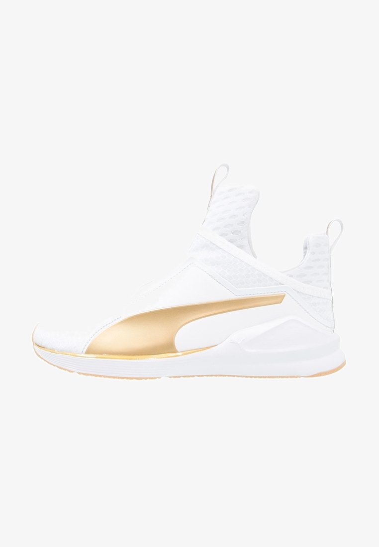 Białe wysokie sneakersy z siateczkowej tkaniny, złotą paskiem po bokach, pętelkami na języku i pięcie, oraz grubą białą podeszwą z jasnobrązowym bieżnikiem.
