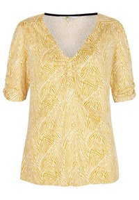 Žlutá blůza s výstřihem do V a krátkými rukávy, která má texturovaný vzor linií a tvarů, shromážděná uprostřed s jemnými detaily.
