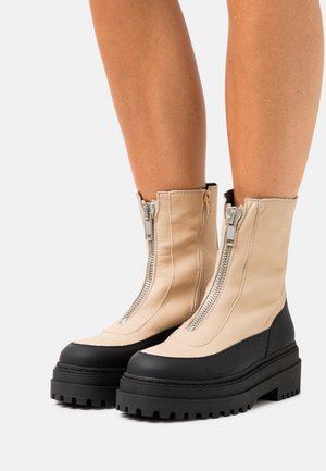 SLFASTA CHUNKY ZIPPER BOOT - Kotníkové boty na platformě - sandshell