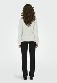 JDY JDYELANORA O NECK BUTTON - Neule - cloud dancer