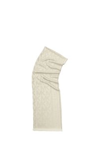 Sciarpa beige con un motivo a logo "MK" ripetuto. Texture morbida con bordi frangiati. Forma rettangolare, piegata in modo fluido.