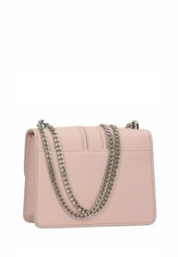 Borsa a mano in ecopelle rosa con un design strutturato, dotata di una tracolla in catena argentata e dettagli di cucitura verticale sulla parte anteriore.