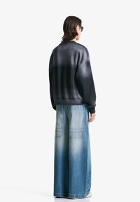 Bershka MEGA BAGGY  - Ohlapne kavbojke - blue denim
