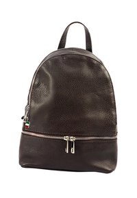 Sac à dos en cuir marron avec une finition texturée, forme arrondie, poche zippée à l'avant, et double poignée supérieure. Éléments en zip argenté.