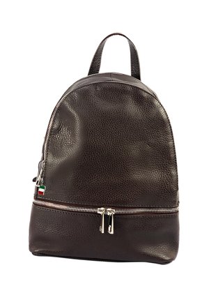 Brauner Leder-Rucksack mit strukturiertem Finish, runder Form, vorderer Reißverschluss-Tasche und zwei oberen Tragegriffen. Silberne Reißverschlussakzente.