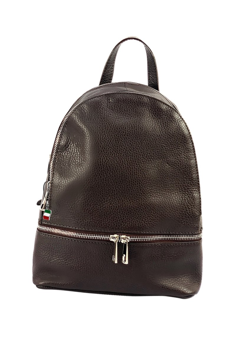 Sac à dos en cuir marron avec une finition texturée, forme arrondie, poche zippée à l'avant, et double poignée supérieure. Éléments en zip argenté.