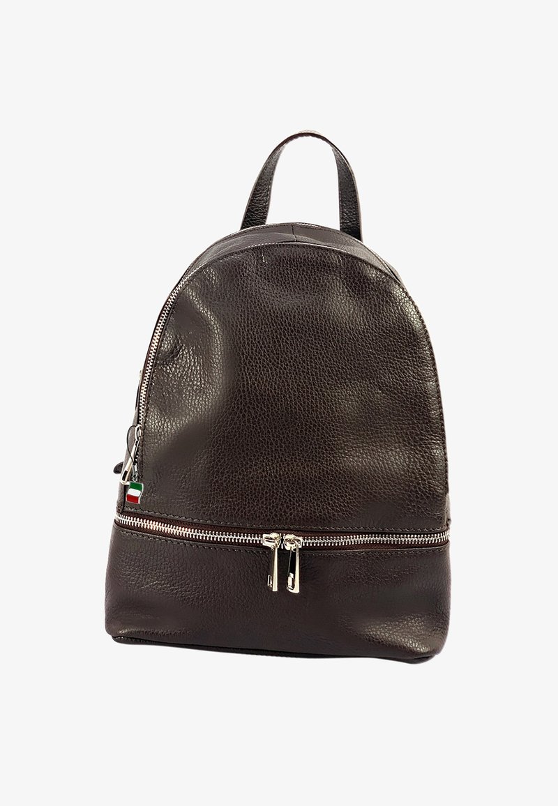 Sac à dos en cuir marron avec une finition texturée, forme arrondie, poche zippée à l'avant, et double poignée supérieure. Éléments en zip argenté.