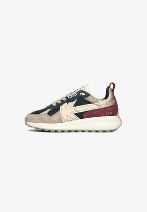 Sportieve sneaker met een beige, zwarte en bordeauxkleurige kleurstelling, van suede en textiel, met een gestructureerde zool en een opvallend logo-detail.