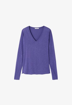 Pika varrukaga lilla V-kaelusega särk pehme tekstuuriga ja veidi kaardus äärega, valgel taustal.