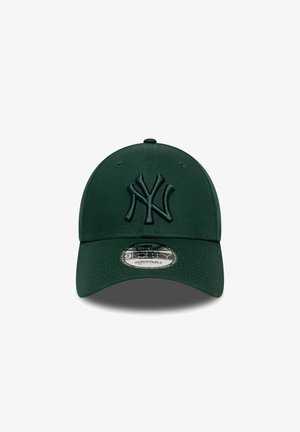 Gorra verde oscura con una cúpula estructurada, correa ajustable y logo bordado de NY en la parte frontal. Textura de tela suave y visera curvada.