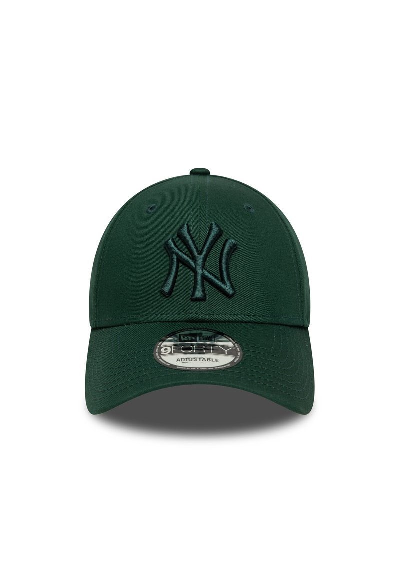 Casquette vert foncé avec une coupole structurée, attache réglable et logo NY brodé à l'avant. Texture de tissu lisse et visière courbée.