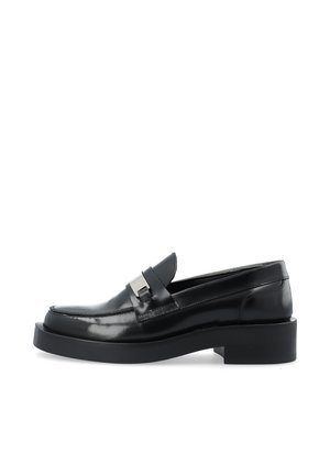 Zwarte leren loafers met een glanzende afwerking, rechthoekige zilveren hardwareaccent en een chunky zwarte zool voor extra hoogte. Minimalistisch design.