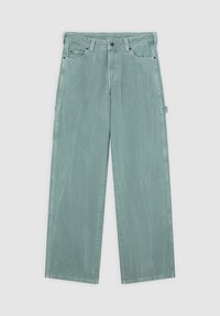 Ljusgröna vida byxor i mjukt tyg, med knappstängning, hällor för bälte och stora sidofickor. Synliga texturdetaljer.