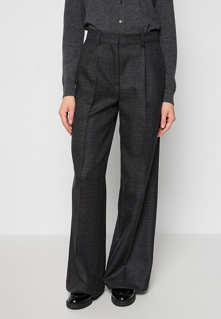 Zwart en grijs geruite wijde broek met een hoge taille, voorzien van subtiele plooien en een gladde stoftextuur.