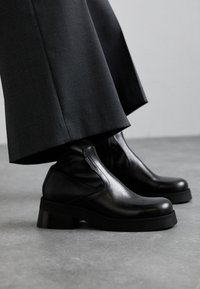 OLIANA - Bottines à plateau - black/blue