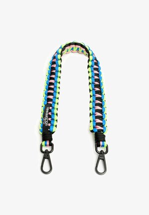 Kleurrijke paracordriem met groene, blauwe, roze en zwarte vlechtpatronen, met zwarte hardware clips aan beide uiteinden voor bevestiging.