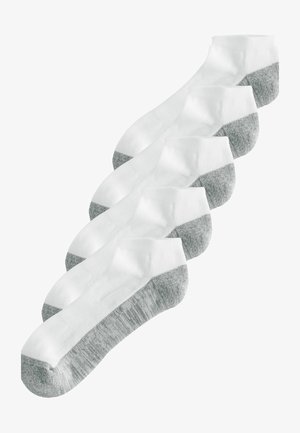 Paquet de six chaussettes de cheville avec des dessus blancs et des parties de talon et d'orteil grises, fabriquées en un mélange de coton doux et respirant.