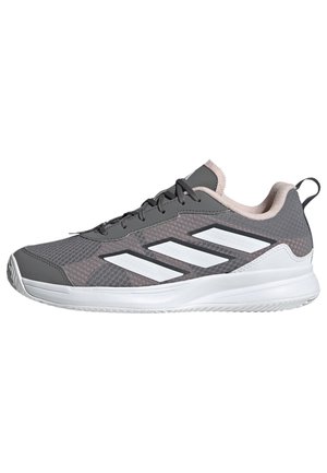Szare sportowe buty z białą podeszwą, trzema białymi bocznymi paskami, czarnymi sznurowadłami i wyściełanym kołnierzem z pętelką na pięcie.