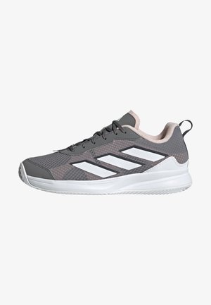 Szare sportowe buty z białą podeszwą, trzema białymi bocznymi paskami, czarnymi sznurowadłami i wyściełanym kołnierzem z pętelką na pięcie.