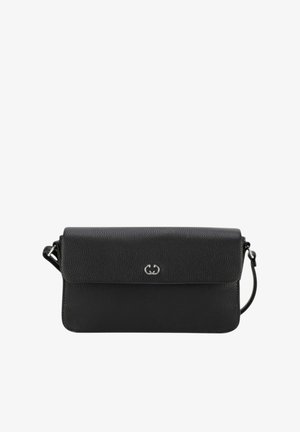 Sac bandoulière en cuir noir avec une finition texturée, fermeture à rabat, quincaillerie en métal argenté et logo embossé à l'avant. Forme rectangulaire simple.