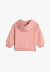 Różowa krótka bluza z kapturem, z regulowanym sznurkiem, ściągaczami na rękawach i u dołu. Wykonana z miękkiego materiału bawełnianego, o gładkiej fakturze.