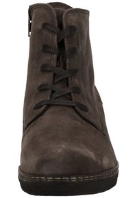 Botín de ante marrón con cordones negros, puntera redondeada, suela cosida y cierre con cremallera lateral.
