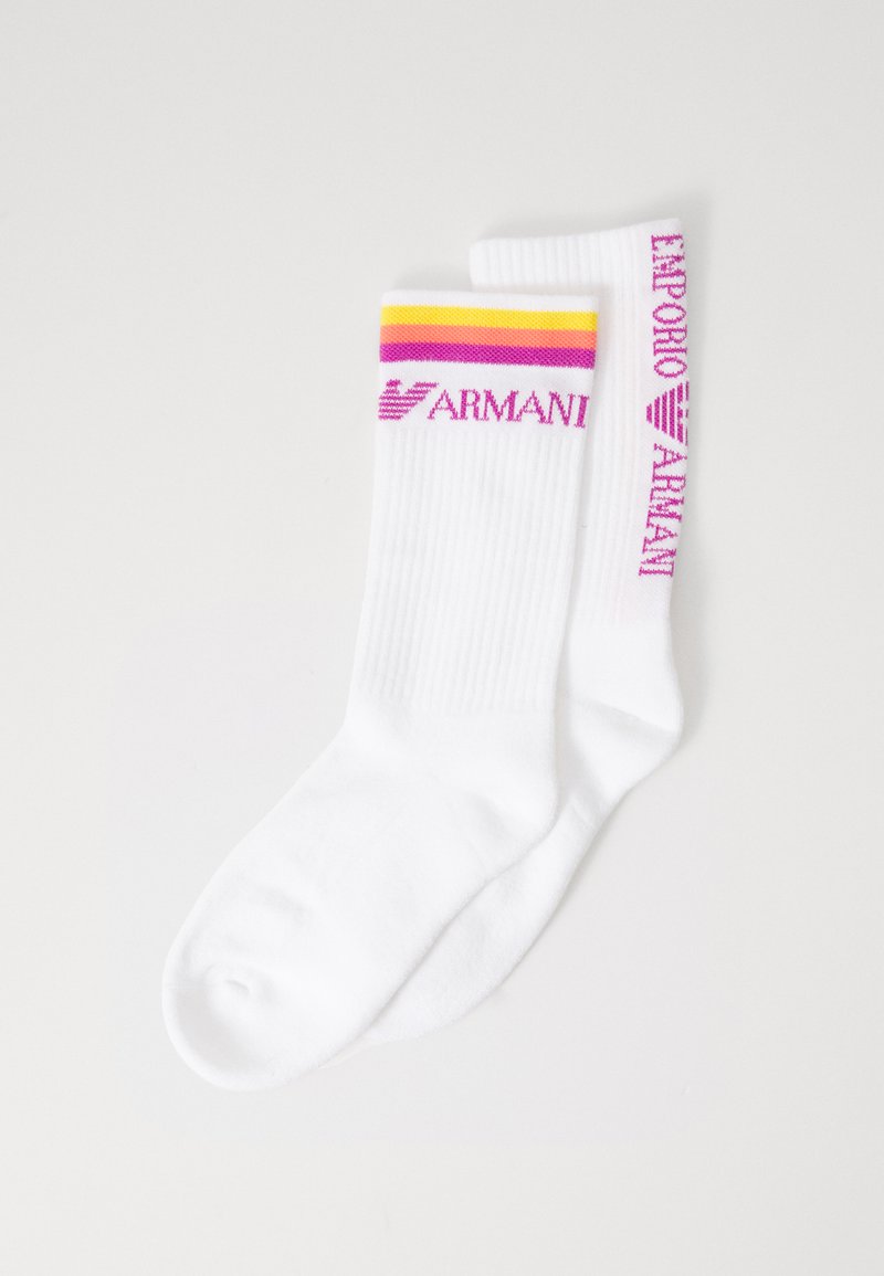 Bílé bavlněné ponožky s žebrovanou texturou, s růžovým pruhem a nápisem "Armani" vytištěným na jedné straně a "Emporio Armani" na straně druhé.