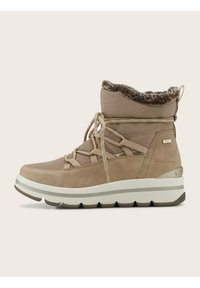 Beige winterlaars met een waterdichte buitenkant, nepbont voering en gestructureerd suède. Voorzien van een dikke, witte zool en verstelbare veters.