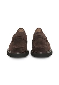 Paire de mocassins en daim brun foncé avec bouts arrondis et semelles en caoutchouc noir, vus de face sur un fond blanc.