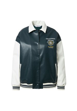 Groene leren varsityjack met witte mouwen, voorzien van een volleybal-embleem en tekst op de borst. Geribbelde manchetten en onderzijde.