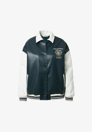 Vihreä nahkainen yliopistotakki, jossa on valkoiset hihat. Takissa on lentopallo-embleemi ja teksti rinnassa. Ribatut hihansuut ja helma.