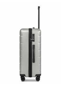 Maleta rígida plateada con acabado texturizado, cremallera negra, candado combinado incorporado, asa extensible y cuatro ruedas negras.