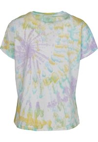 Tričko s krátkým rukávem s tie-dye designem, jež obsahuje pastelové barvy fialové, žluté a zelené na bílém pozadí se spirálovým vzorem. Materiál: bavlna.