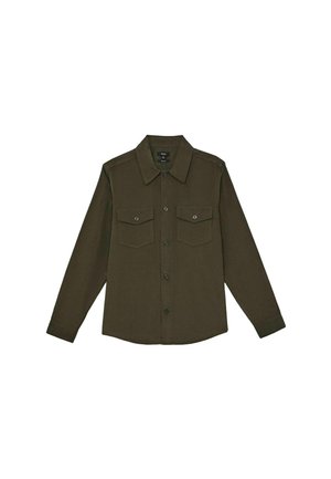 Camicia verde oliva a maniche lunghe con bottoni frontali, due tasche sul petto e colletto, esposta su uno sfondo bianco semplice.