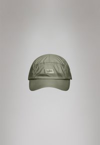 Boné verde oliva com aba curva, feito de tecido leve. Apresenta um patch de logo bordado na frente e costuras texturizadas.