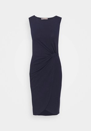 Robe sans manches bleu marine longueur genou avec encolure bateau et détail de tissu torsadé sur le devant à la taille.