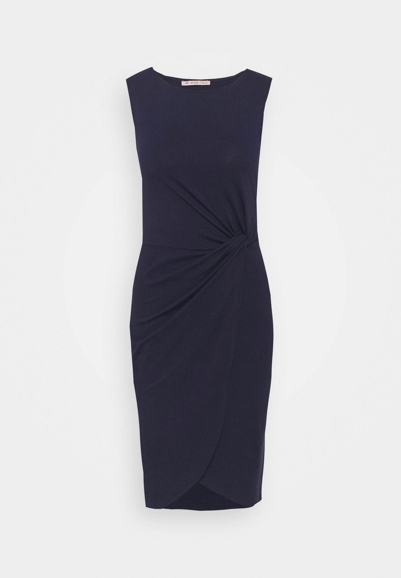Robe sans manches bleu marine longueur genou avec encolure bateau et détail de tissu torsadé sur le devant à la taille.