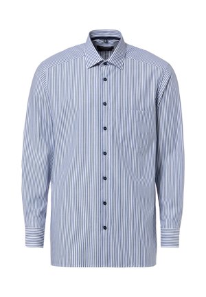Niebiesko-biała koszula męska z długim rękawem, z pionowymi paskami, zapinana z przodu na guziki, z kieszenią na piersi i klasycznym kołnierzykiem na białym tle.