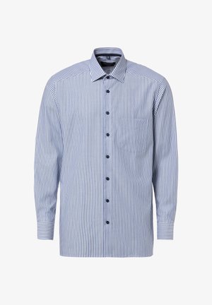 Chemise habillée pour homme à manches longues, rayée verticalement en bleu et blanc, avec boutons à l'avant, poche poitrine et col classique sur fond blanc.