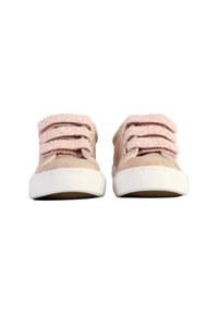 Sneakers in suede rosa chiaro con tre strap glitterati e suole in gomma bianca. Cuciture visibili e dettagli testurizzati sulla tomaia.