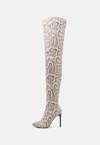 Bota alta hasta la rodilla con tacón de aguja en estampado de serpiente texturizado beige, con punta afilada y silueta elegante, fabricada con material sintético.