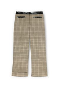 Brązowe spodnie w krat�ę z gładkim, czarnym paskiem z ekoskóry i kieszeniami; szerokie nogawki, teksturowany materiał, dopasowany krój.