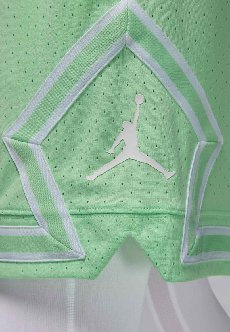 Jersey atlético de malla verde con un logo de Jumpman blanco y acentos en blanco cerca del dobladillo. Tejido texturizado con perforaciones.