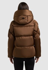 Braune gesteppte Jacke mit großer Kapuze, horizontalen Nähten, Seitentaschen und einem abgerundeten Rückendetail. Glatte, glänzende Außenfläche.