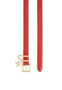 Cinturón de cuero rojo con hebilla rectangular dorada, agujeros de tamaño ajustable y un charm decorativo con un detalle de logo adjunto.